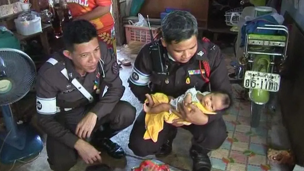 Thajští dopravní policisté fungují jako porodní asistenti