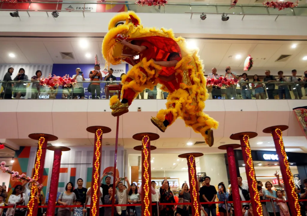 V Číně zkomplikovala oslavy lunárního nového roku situace kolem onemocnění způsobeného koronavirem. Mnoho měst zakázalo veřejné akce, některé umělecké skupiny proto využívají zahraničních angažmá. Na snímku je akrobatická skupina, která svoji show předvedla v Singapuru