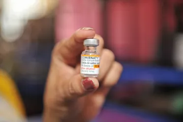 V září by se mohla na trh dostat vakcína Pfizer/BioNTech uzpůsobená proti omikronu
