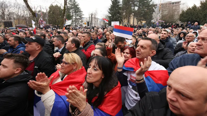 Demonstrace na podporu Milorada Dodika po jeho odsouzení v únoru 2025