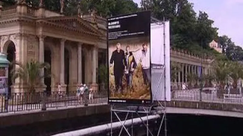 Ze zahájení 45. ročníku MFFKV telefonuje Jakub Železný