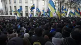 Demonstranti před sídlem ukrajinského parlamentu