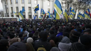 Demonstranti před sídlem ukrajinského parlamentu