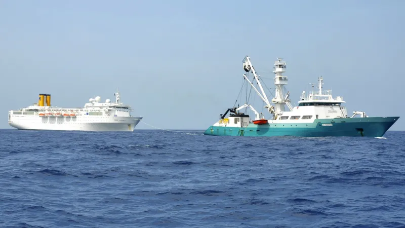 Rybářská loď Trévignon vleče poškozenou výletní loď Costa Allegra