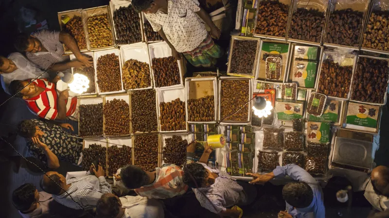 Muslimové v Bangladéši nakupují datle