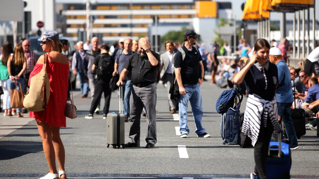 Evakuovaní cestující před letištěm ve Frankfurtu