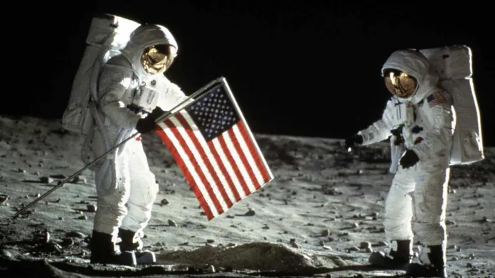 Neil Armstrong a Buzz Aldrin po přistání na Měsíci