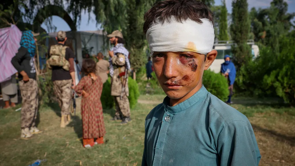 Afgháncům po zemětřesení dochází jídlo i léky