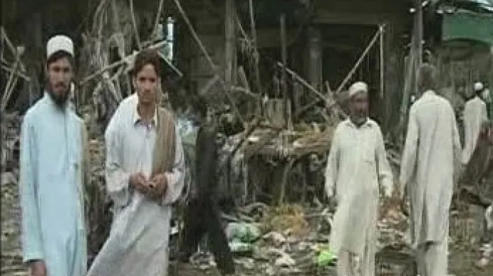 Následky výbuchu v pákistánském Péšávaru