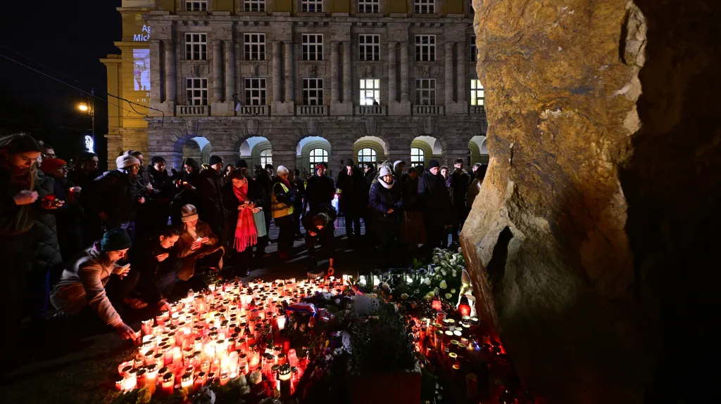 Pietní akt u pomníku obětem střelby na Filozofické fakultě Univerzity Karlovy v roce 2024