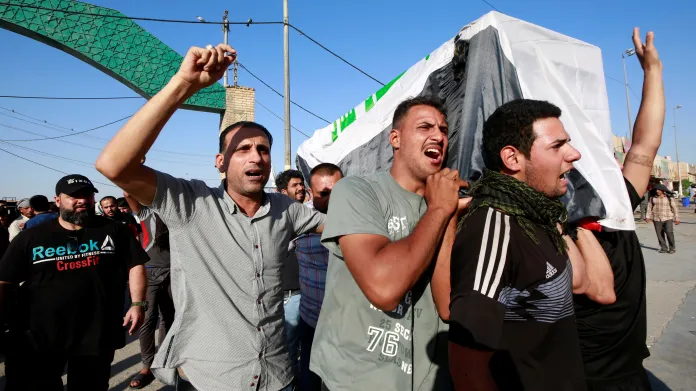 Iráčané nesou rakev muže zabitého během protivládních demonstrací ve městě Nadžaf