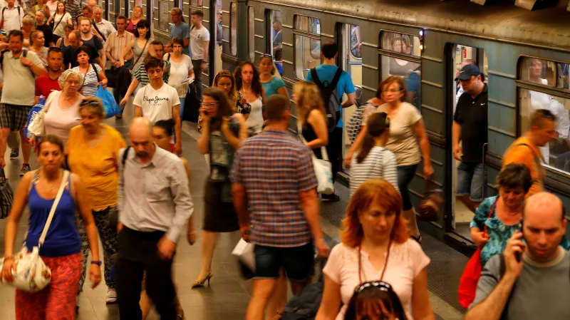 Ruch ve stanici linky M3, na které ještě jezdí původní sovětské vozy