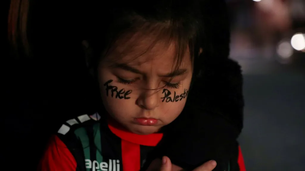 „Free Palestina“, má na tvářích dítě v Santiagu de Chile. I tam rezonuje blízkovýchodní dění