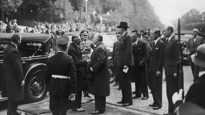 Německý ministr zahraničí Joachim von Ribbentrop vítá britského premiéra Chamberlaina, 29. září 1938