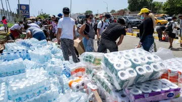 Lidé přijímají humanitární pomoc