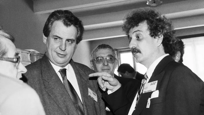 Miloš Zeman a Pavel Dostál na královéhradeckém sjezdu ČSSD v roce 1993