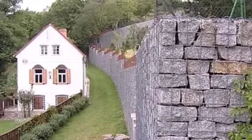 Zeď u sídla Patrika Oulického
