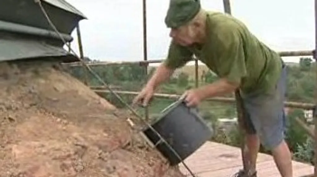 Původní střecha kostela nejsvětější trojice ve Zdounkách je v havarijním stavu, do kostela zatéká