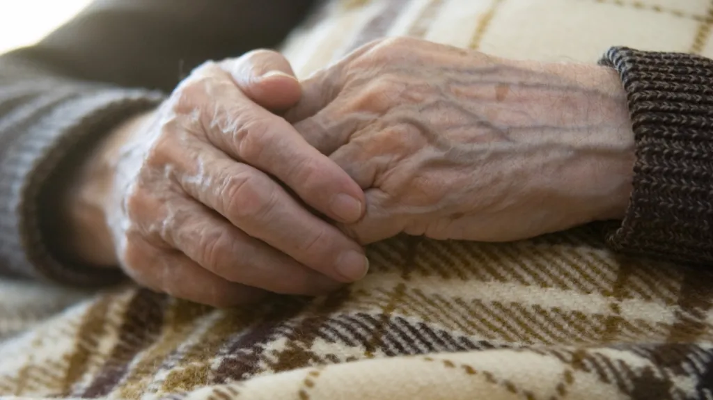 Nemocná seniorka synovu pomoc vysloveně odmítla