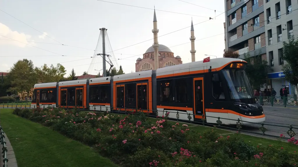 Nízkopodlažní tramvaj ze Škody Transportation v tureckém městě