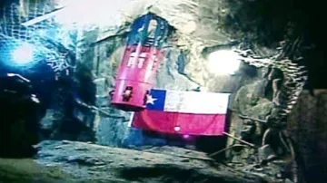 Záběry záchranné kapsle ze zasypaného dolu
