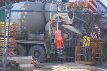 Zdražení materiálu komplikuje stavění na jihu Čech. Dotklo se bazénu i hřbitova