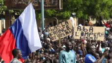 Demonstranti v Nigeru drží ruskou vlajku