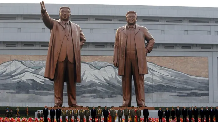 Odhalení sochy Kim Čong-ila