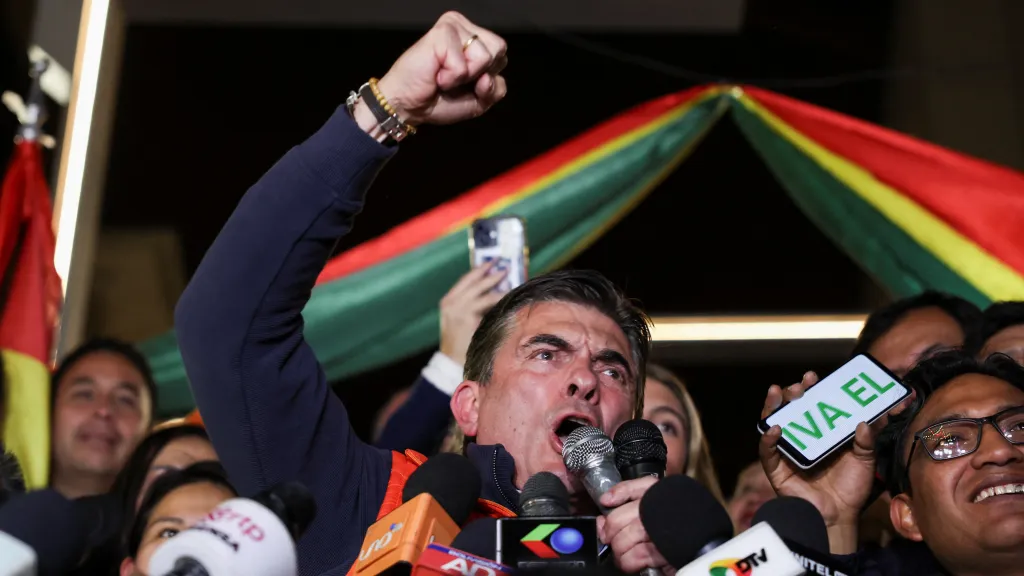 Bolivijský prezidentský kandidát Rodrigo Paz sleduje průběžné výsledky voleb