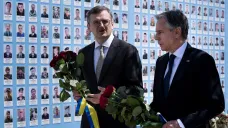 Ministři zahraničí Dmytro Kuleba a Antony Blinken u pomníku padlých obránců Ukrajiny v kyjevě