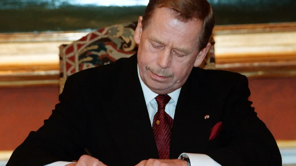 Václav Havel podepisuje ratifikační listiny o přistoupení ČR k NATO