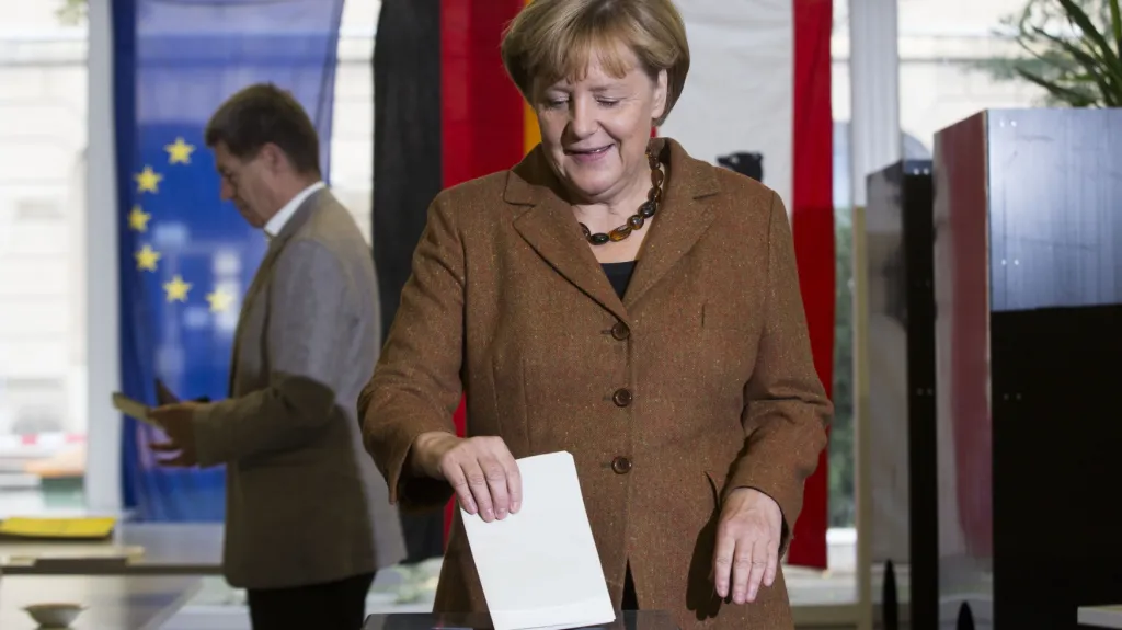 Angela Merkelová vhazuje volební lístek
