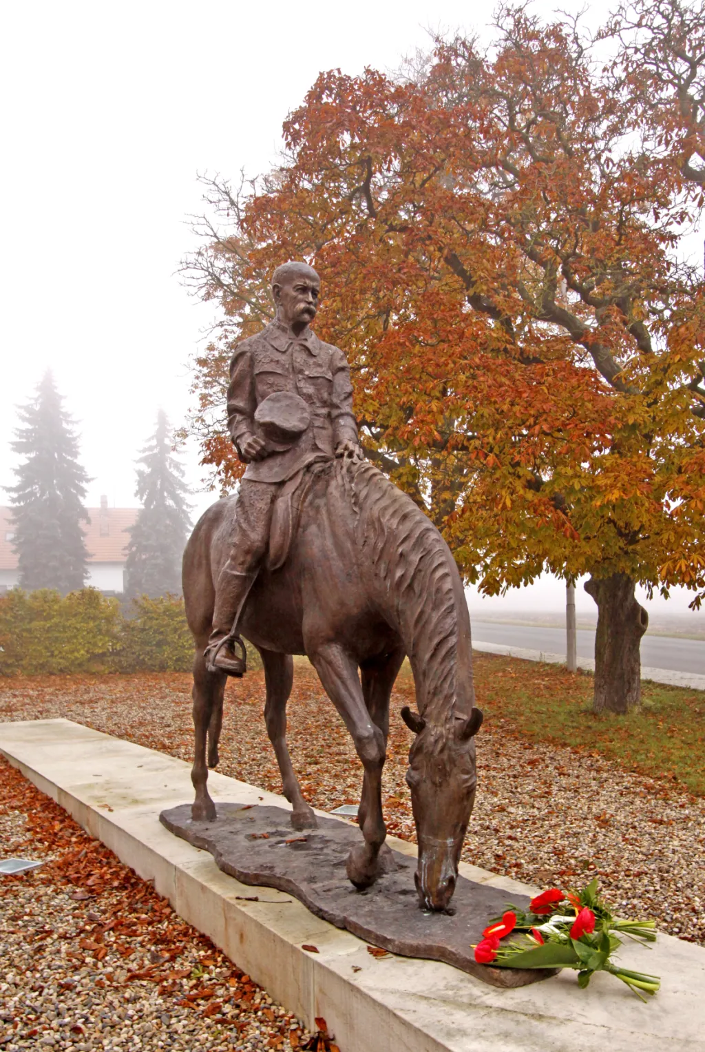 Jezdecká socha T.G.Masaryka před muzeem v Lánech