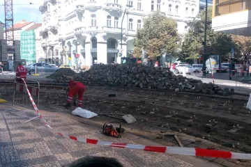 Tramvaje se vrátí do centra Prahy už v úterý. U Výstaviště blokoval provoz únik plynu