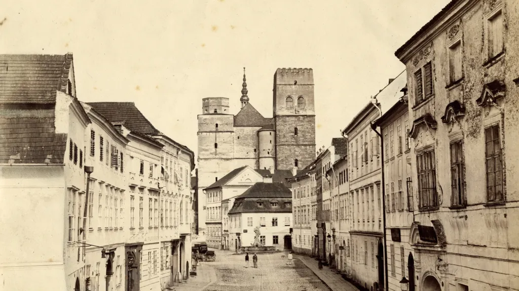 Historické fotografie a kresby z olomouckých archivů