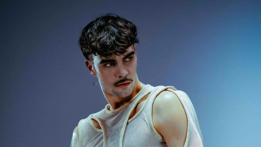 ADONXS v klipu Kiss Kiss Goodbye