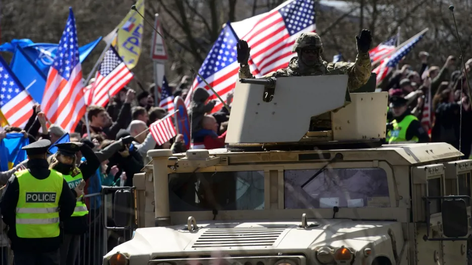 Lidé vítají americké vojáky v Praze