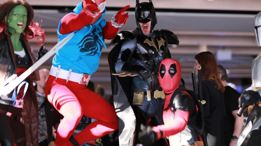 Fanoušci komiksů, sci-fi, fantasy i videoher se o víkendu sešli na prvním pražském Comic-Conu. Na společném focení se ukázaly postavy, které se ve filmu nepotkají - Batman, Spider-Man, Deadpool a Gamora