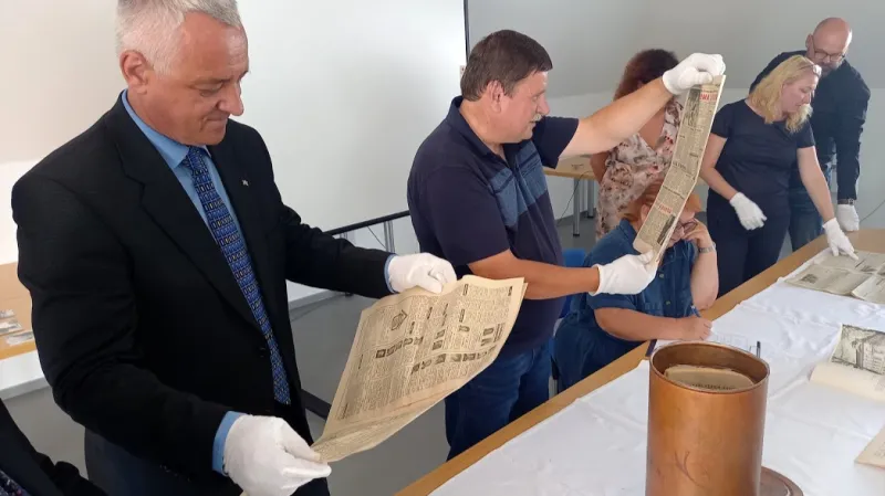 Otevření pouzdra nalezeného ve věži Červeného kostela v Olomouci