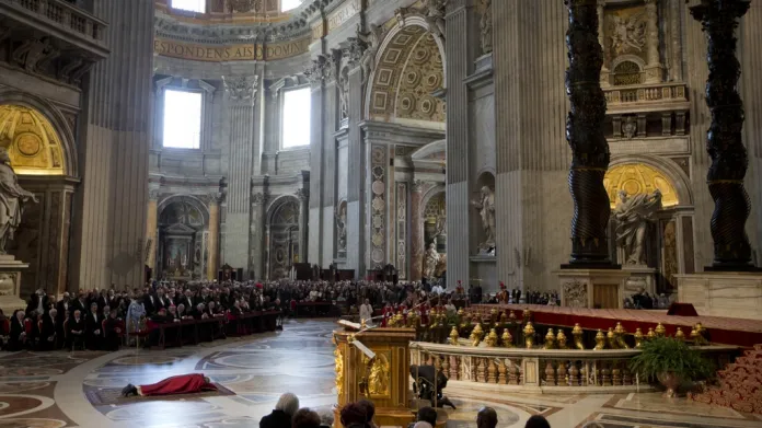 Papež František během velikonoční liturgie ve Svatopetrském chrámu