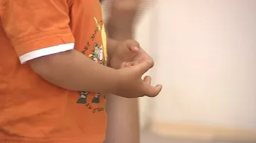 Pomocí rukou děti mluví se svým okolím