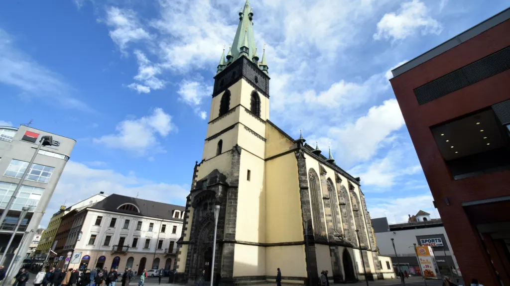 Kostel Nanebevzetí Panny Marie v Ústí nad Labem s šikmou věží