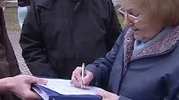 Lidé podepisují petici za odvolaného starostu