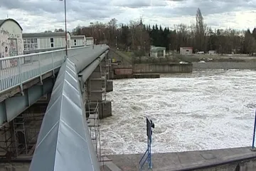 Teplé počasí a obleva zvedly hladiny řek, voda pozvolna klesá