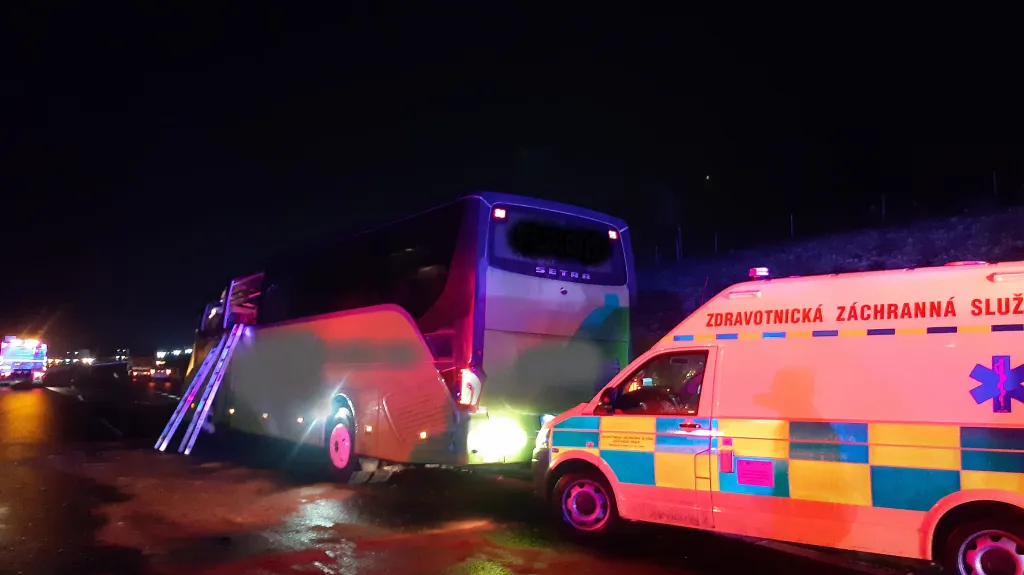 Záchranáři zasahují u nehody autobusu na dálnici D6 u Lubence na Lounsku