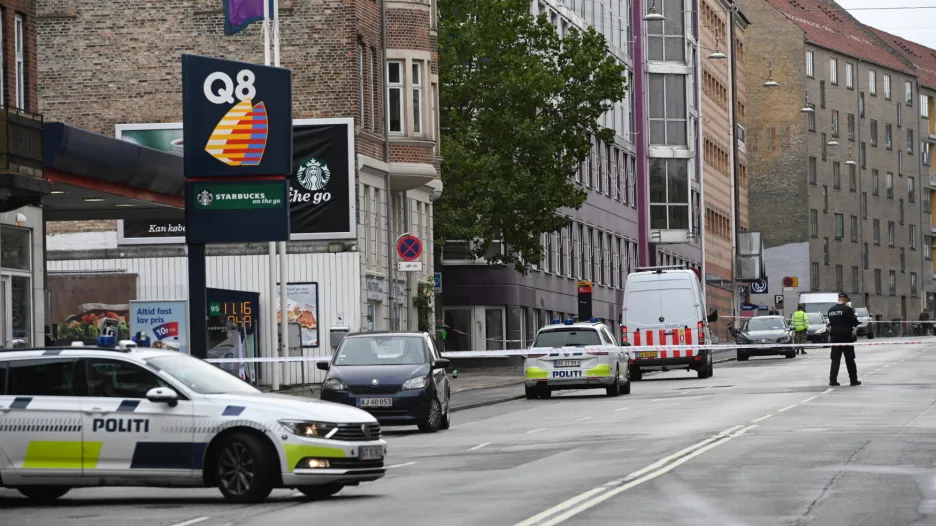 Dánská policie blokuje silnici v Kodani poblíž místní policejní stanice zasažené explozí