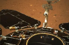Čína zveřejnila první snímky z Marsu pořízené po přistání svého modulu s vozítkem