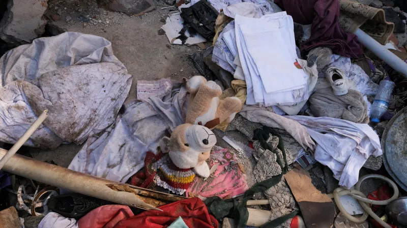 Dětské hračky v sutinách tureckých domů