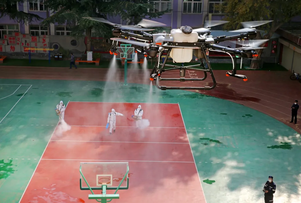Zdravotníci v čínském městě Lan-čou využívají dron, který stříká dezinfekční prostředek na místní základní školu poté, co se v místě objevilo mnoho nových případů covidu