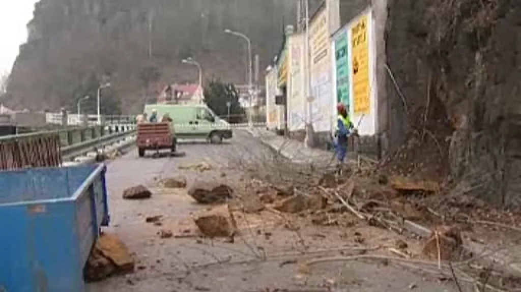 Spadlé kameny na vozovce